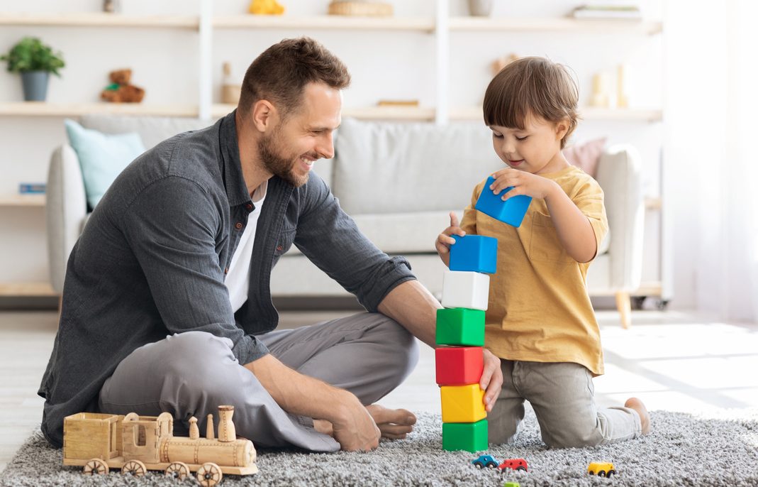 Ένας μπαμπάς δίνει τις πιο πρακτικές συμβουλές στο Internet: Ο διασκεδαστικός τρόπος για να μη φωνάζει στα παιδιά του