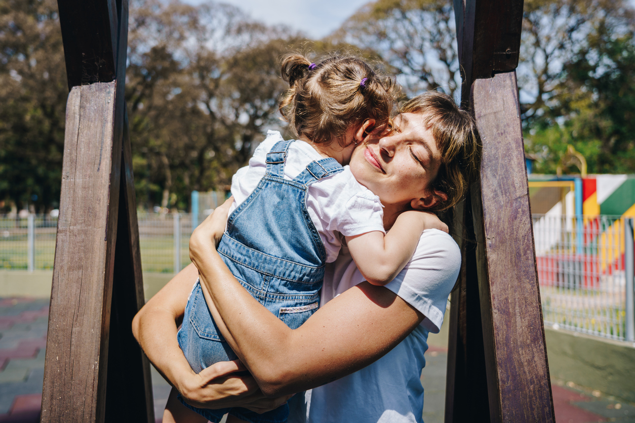 “Ζήτα αμέσως συγγνώμη”: Μήπως με αυτή τη φράση μαθαίνουμε στα παιδιά πώς να λένε ψέματα;