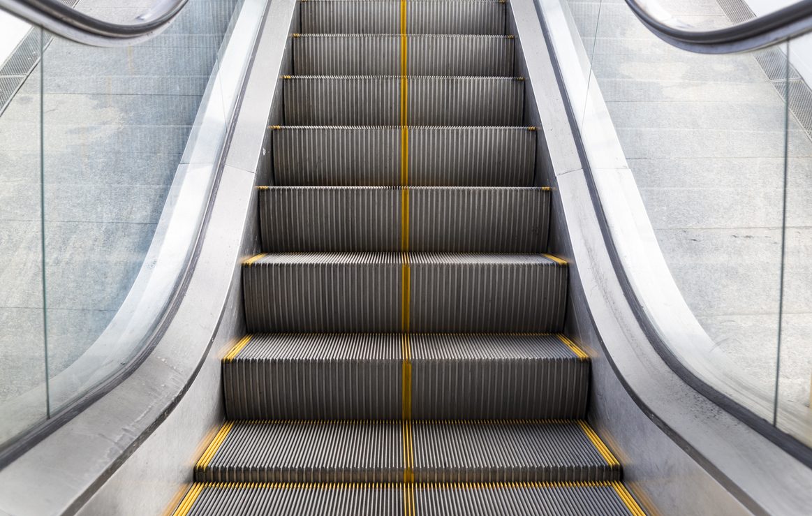 "Μου τηλεφώνησε η κόρη μου πανικόβλητη": Μαθητές τραυματίστηκαν μετά από πτώση στις κυλιόμενες σκάλες πλοίου (Βίντεο)