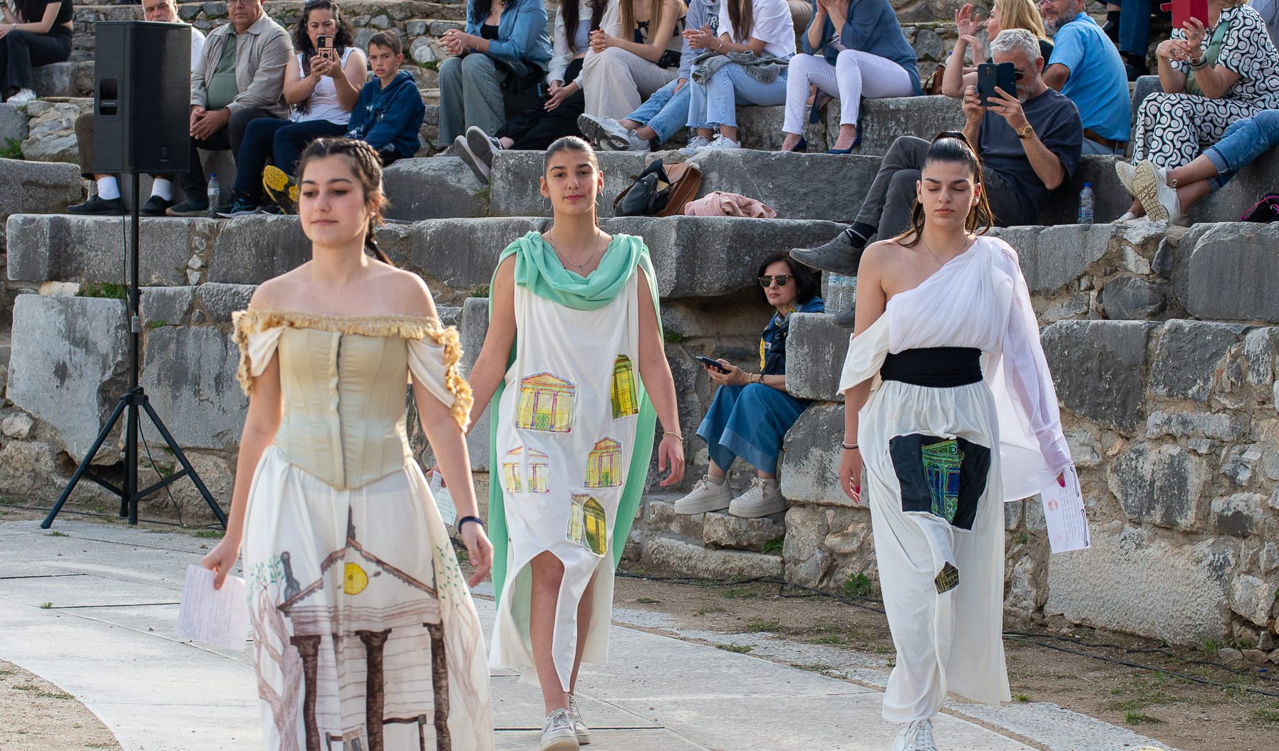 Μαθητές παρουσίασαν μια πρωτότυπη επίδειξη μόδας με ενδύματα που έφτιαξαν εμπνεόμενοι από μνημεία