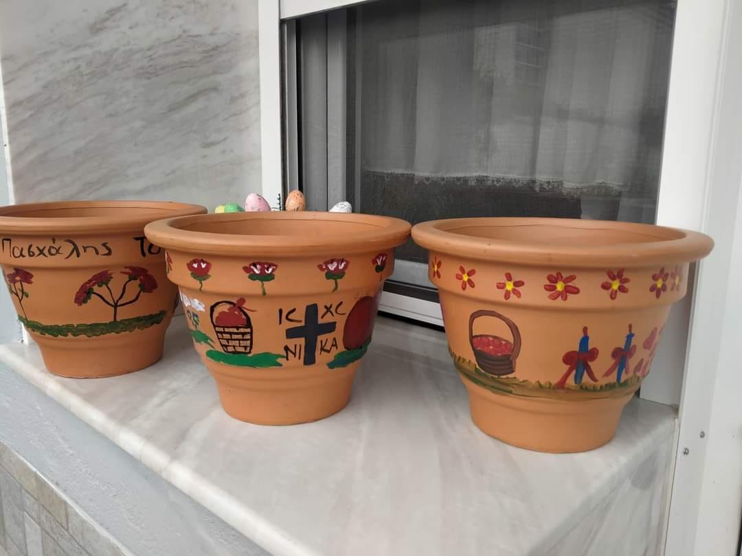 Παιδιά ζωγραφίζουν στάμνες για την πρώτη Ανάσταση στην Αγία Παρασκευή Σιδηροκάστρου