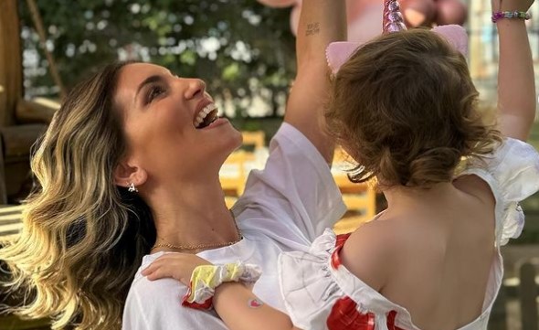 Σιέννα Μιχοπούλου: Βόλτα με ασορτί look με τη μαμά της, Αθηνά Οικονομάκου