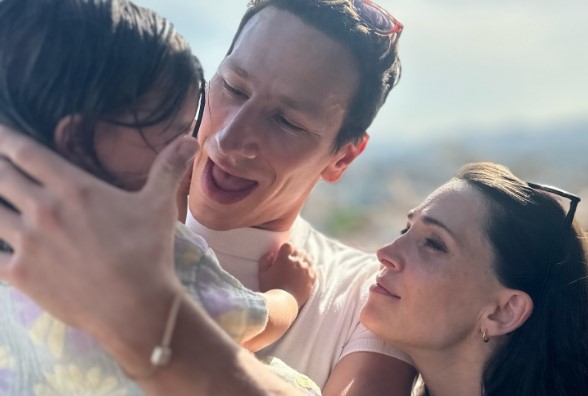 "Είχα θυμό γιατί είχα την αίσθηση ότι είναι ροζ, φωτεινό και γλυκό, μια σκέτη ευτυχία": Η Μαίρη Μηνά για την εγκυμοσύνη και τη μητρότητα