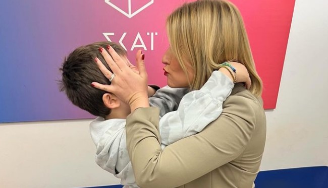 "Είμαστε όλοι τόσο τυχεροί": Η φωτογραφία του Δήμου Μπακογιάννη στο δωμάτιό του με τον μπαμπά του, Κώστα Μπακογιάννη