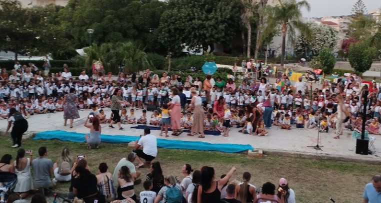 «Οι μικροί χαρταετοί συναντούν τον μεγάλο Μίκη» - Περισσότερα από 300 νηπιάκια τραγούδησαν Μίκη Θεοδωράκη