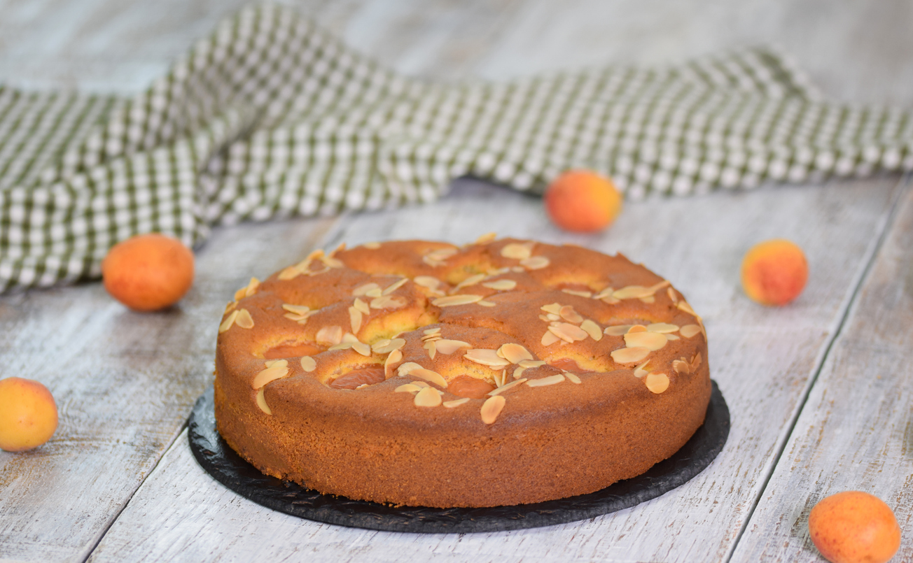 Σιροπιαστό κέικ πορτοκάλι με αμύγδαλα