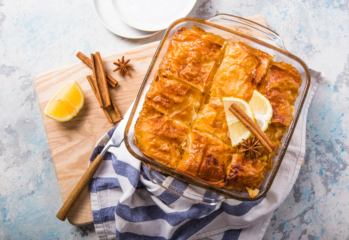 Συνταγή για γαλακτομπούρεκο: Το πιο αντιπροσωπευτικό γλυκό της Τσικνοπέμπτης