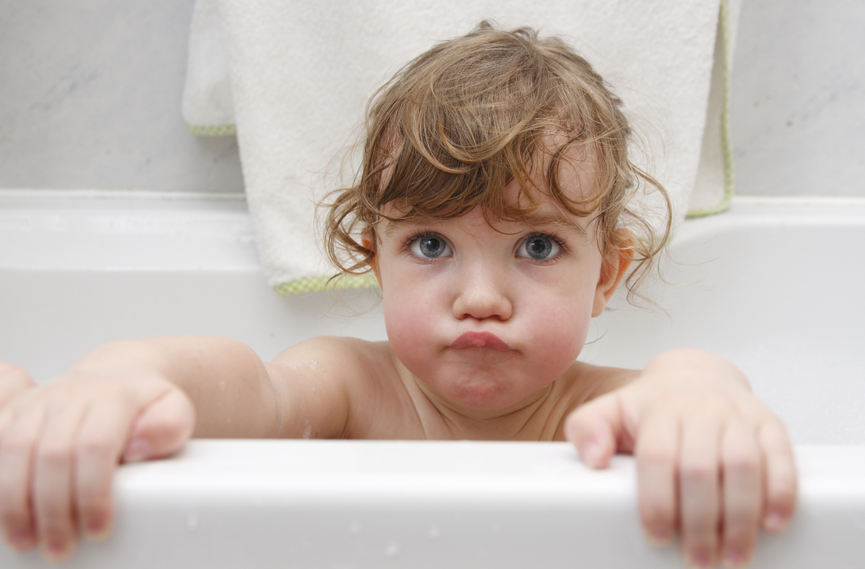 5 λόγοι που εξηγούν γιατί το παιδί δεν θέλει να κάνει μπάνιο και πώς να τους αντιμετωπίσεις