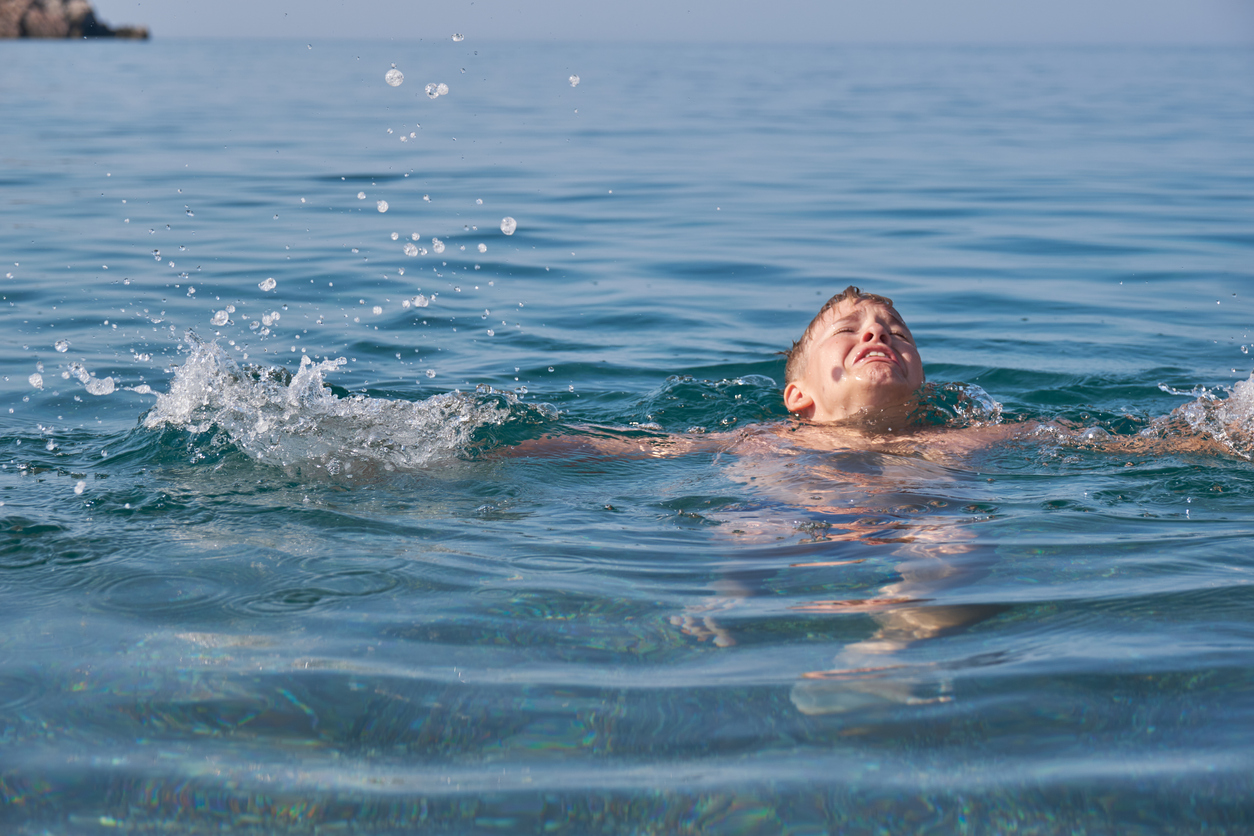 «Μην τα αφήνετε τα παιδιά από τα μάτια σας» – Τα λάθη που κάνουν συχνά οι γονείς στη θάλασσα