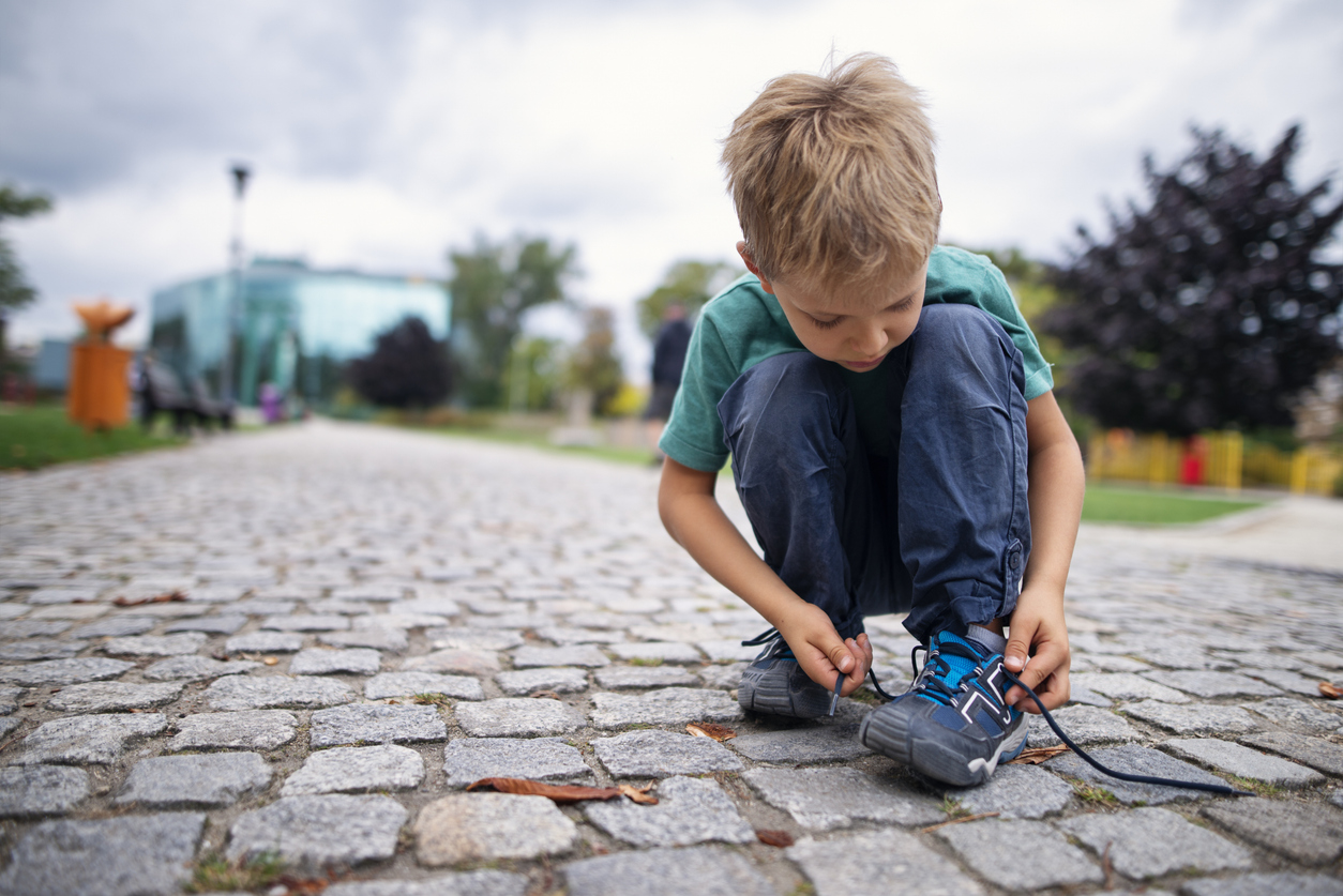 Προσπαθείς να μάθεις στο παιδί σου πώς να δένει τα κορδόνια του; Η παιδίατρος σου δίνει τη λύση!