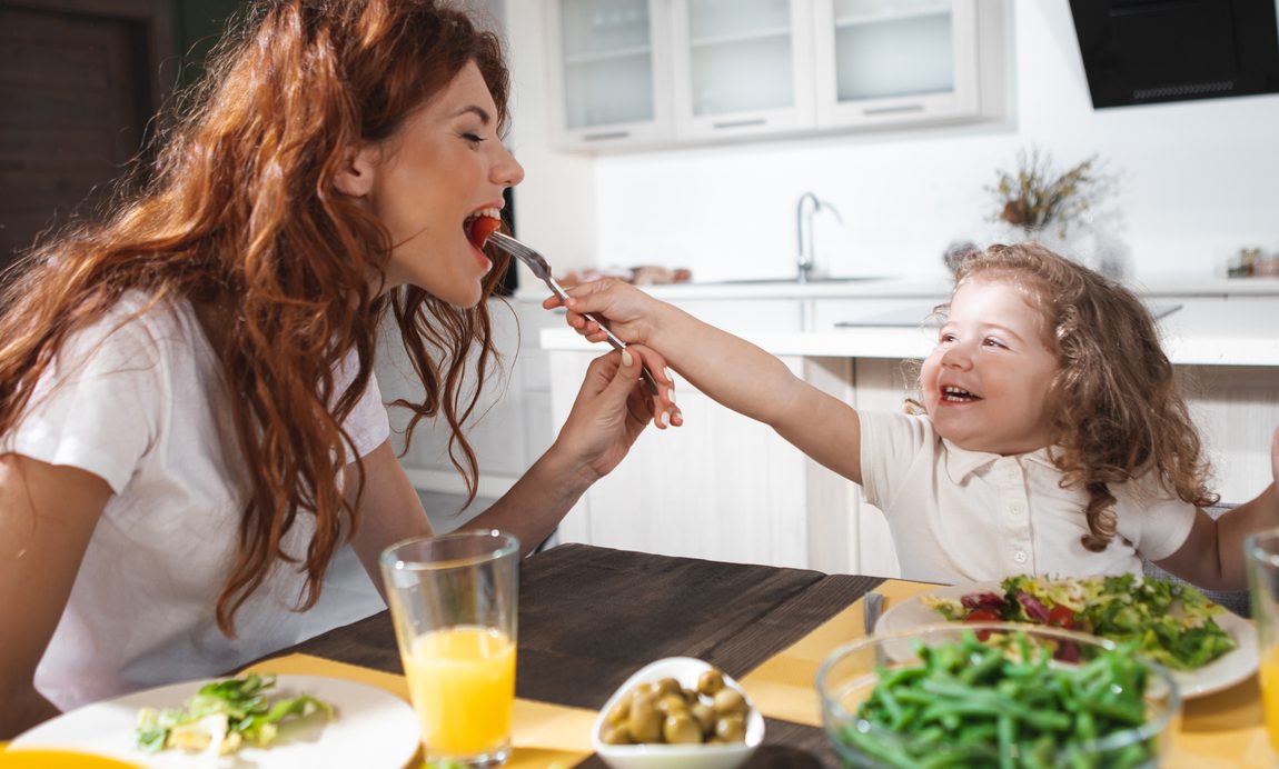 “Μαμά, τι να φάω;”: 4 ερωτήσεις που μπορείς να κάνεις στο παιδί σου για να μάθει να ακούει το σώμα του
