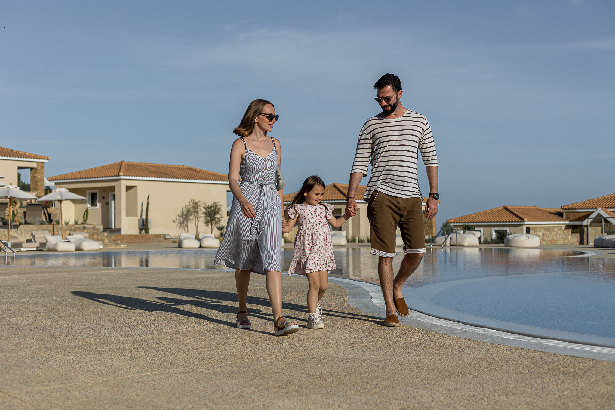 Οικογενειακές διακοπές στη Κρήτη και τη Χαλκιδική: Ξενοδοχεία με waterparks, kids club και οικογενειακές σουίτες