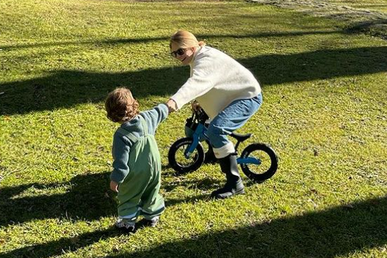 "Μόνο αγκαλιές": Η Τζένη Μπαλατσινού φωτογραφίζει τον Βασίλη Κικίλια με τον γιο τους