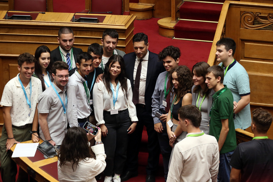 «Βήματα Δημοκρατίας - Κάνοντας πράξη τη συμμετοχή»: Ξεκινά σήμερα στη Βουλή «Η ώρα των Εφήβων Βουλευτών»