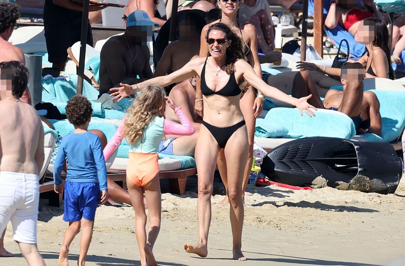 Μαμά, βουτιά! Η μικρή Μπιάνκα και ο Κάρολος παίζουν με την Βίκυ Καγιά στην παραλία