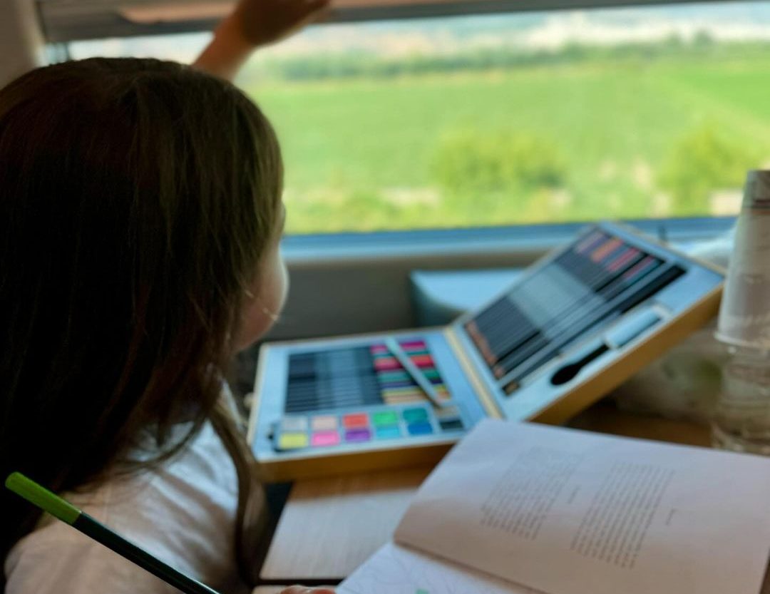 "Φοβάμαι να αφήσω τη μικρή μόνη της": Η Δέσποινα Καμπούρη ταξίδεψε με τρένο για τη Θεσσαλονίκη μαζί με τα παιδιά της