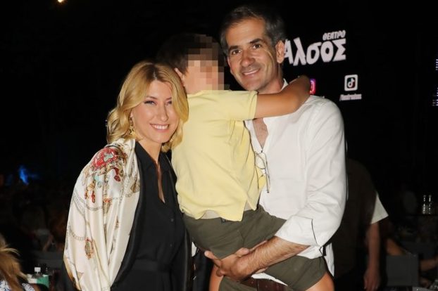 Σία Κοσιώνη - Κώστας Μπακογιάννης: Πώς ηρέμησαν τον μικρό Δήμο που είχε κουραστεί κατά τη διάρκεια θεατρικής παράστασης