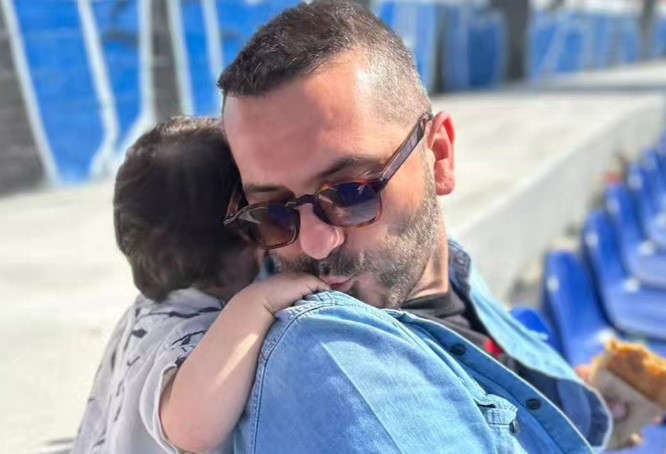 Το τρυφερό στιγμιότυπο από τις διακοπές του Λεωνίδα Κουτσόπουλου με τον γιο του