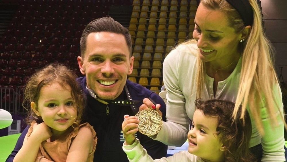 Λευτέρης Πετρούνιας - Βασιλική Μιλλούση: Οικογενειακές διακοπές με τις κόρες τους μετά τη νίκη στο Παρίσι