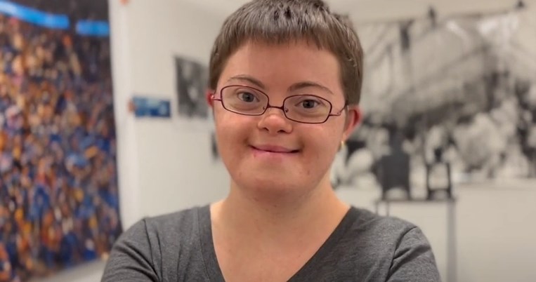 To κορίτσι με σύνδρομο down που πήρε το πτυχίο του στις Καλές Τέχνες και την φωτογραφία