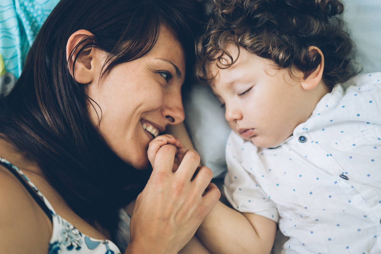 5 τρυφερές συνήθειες που είναι ιδανικές για τη ρουτίνα ύπνου των παιδιών