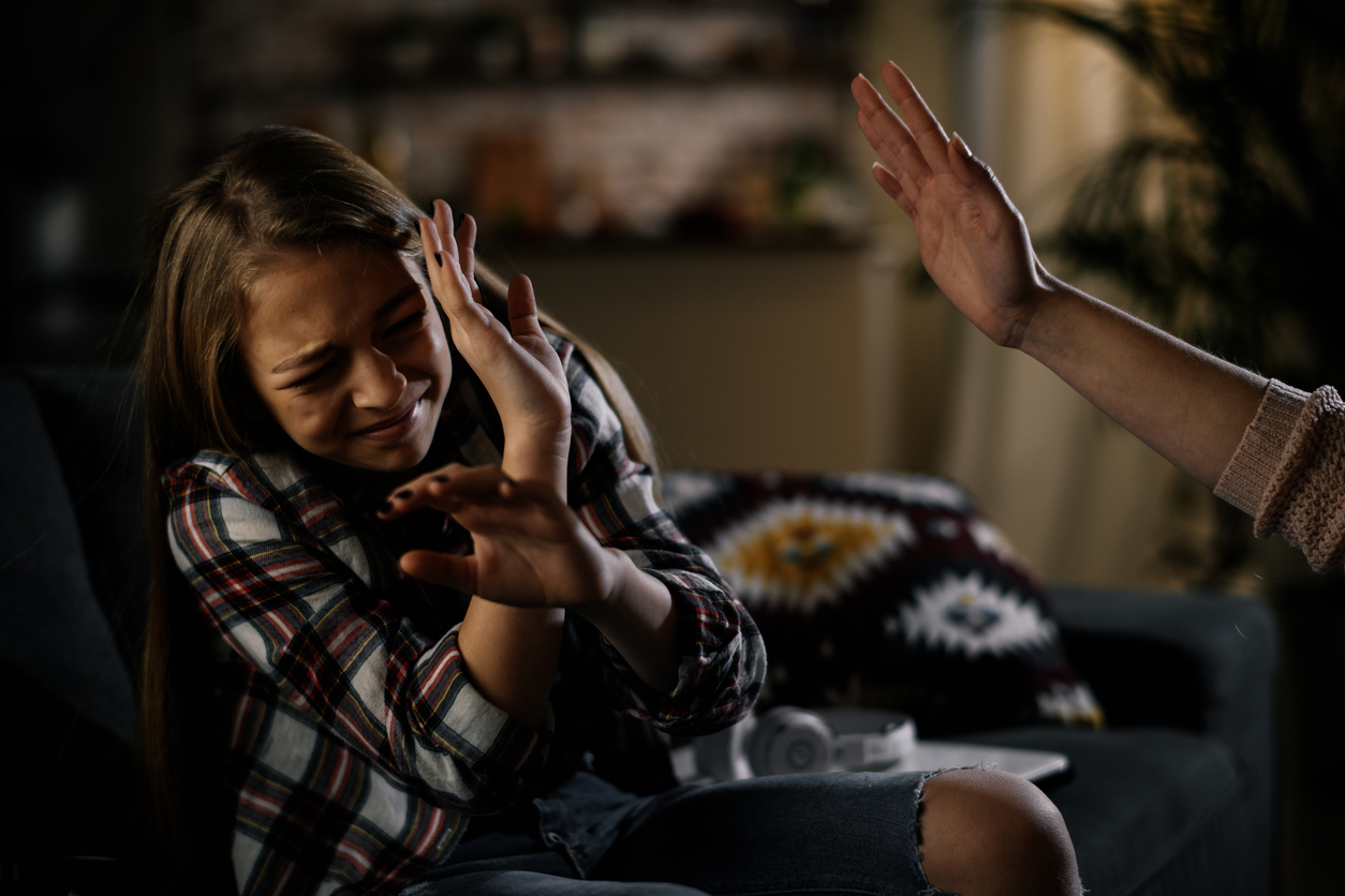 Το ξύλο δεν "βγήκε από τον Παράδεισο": Ακόμη κι ένα χτύπημα με την παλάμη στα μαλακά, μπορεί να μειώσει το δείκτη νοημοσύνης του παιδιού