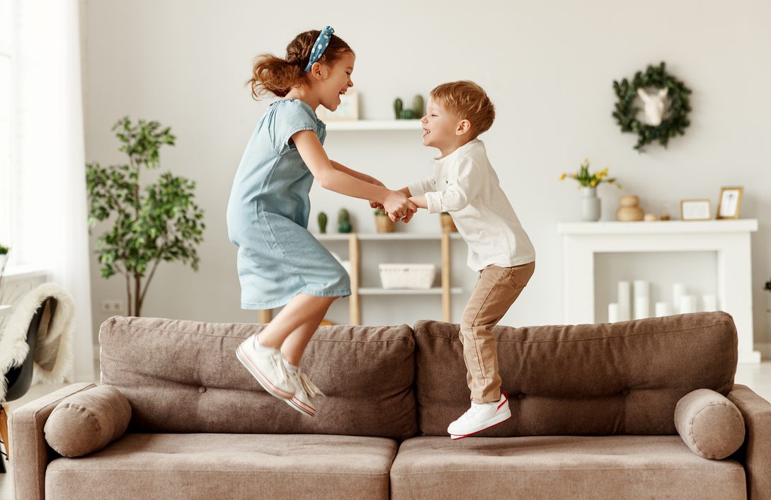 Όταν οι γονείς φορτώνουμε πολλά στα παιδιά: Πώς μπορούμε να αξιοποιήσουμε τις φυσικές συνέπειες για να τα καθοδηγήσουμε