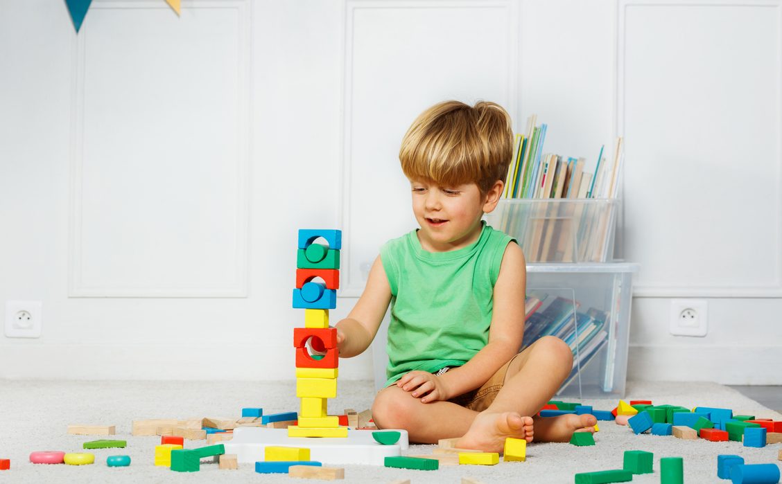 Πώς να ενθαρρύνεις το παιδί σου να παίζει μόνο του