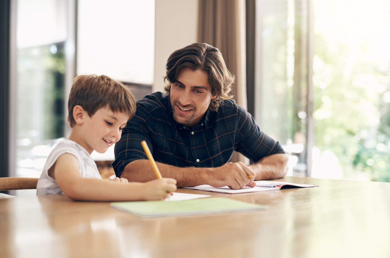 "Διαβάζοντας με το παιδί μου στο σπίτι": Ένας οδηγός για τους γονείς που θέλουν να δημιουργήσουν μια καθημερινή ρουτίνα μελέτης