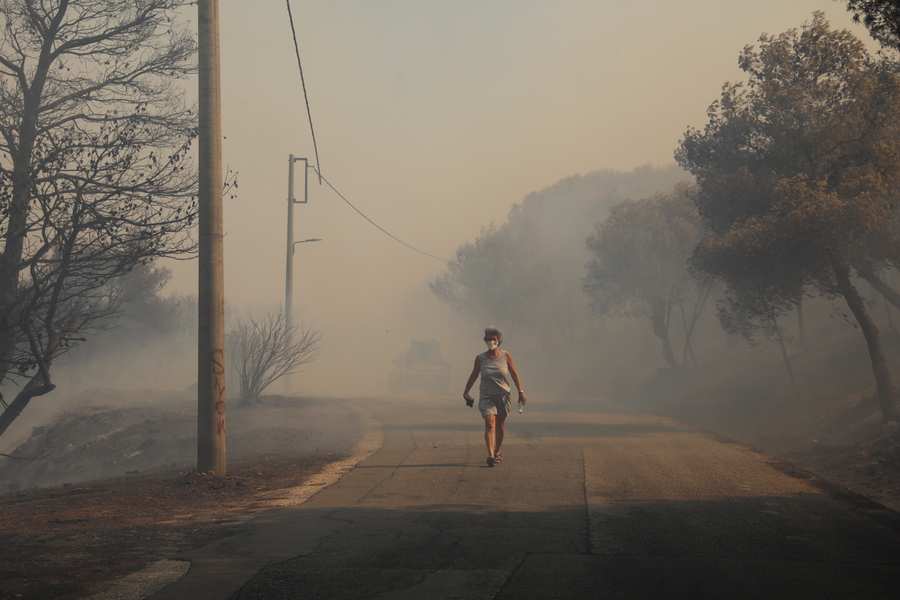 "Όλα τα παιδιά είναι ασφαλή": Τα μέτρα του υπουργείου Υγείας μετά τις συνεχιζόμενες πυρκαγιές στην Αττική
