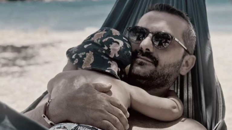 "Ο καπετάνιος μου": Ο Κίμωνας Κουτσόπουλος οδηγεί το σκάφος μαζί με τον μπαμπά του