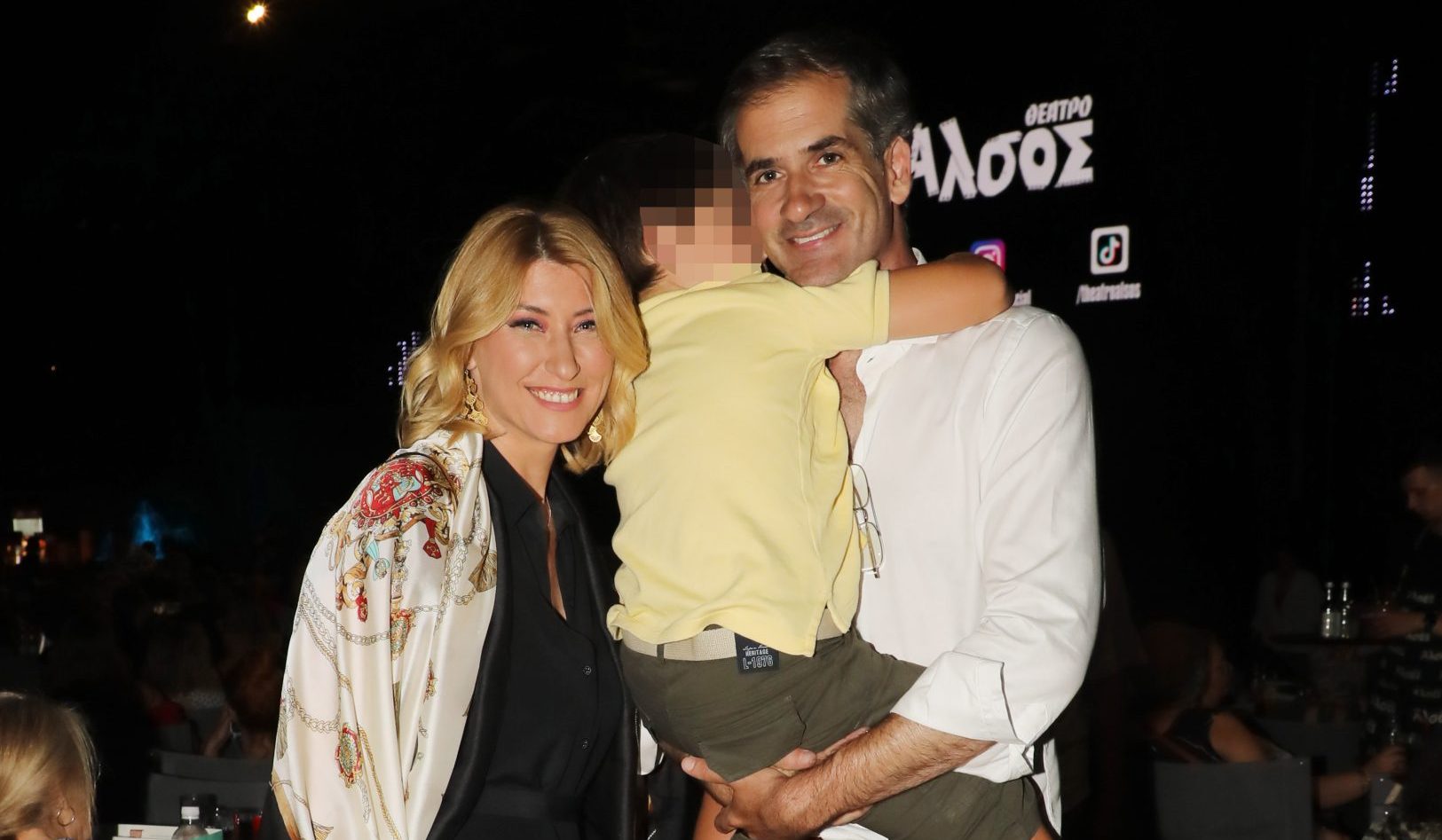 Αμμουδιά, παρέα και... σουβλάκι: Ο Δήμος Μπακογιάννης στις πιο όμορφες διακοπές με τους γονείς του