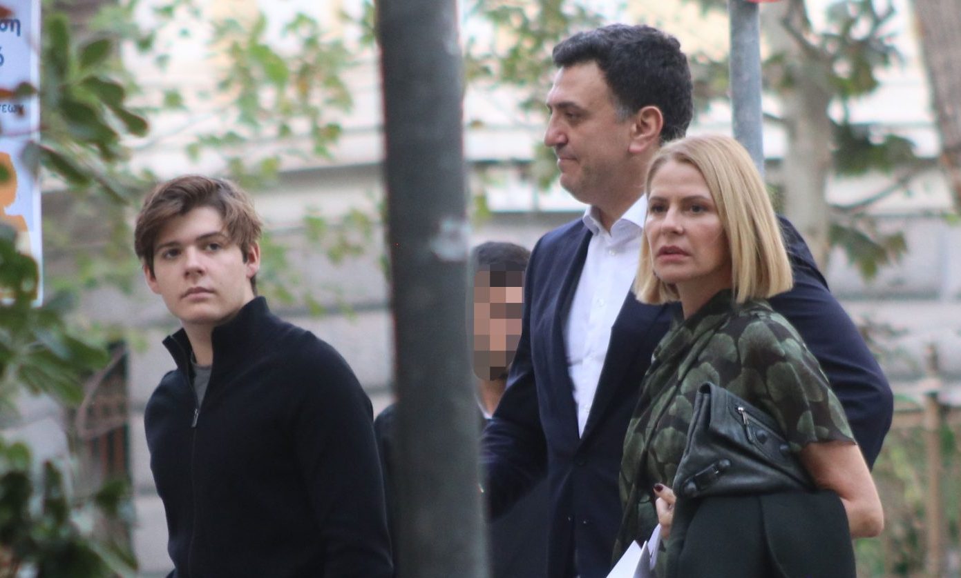 Μάξιμος Κωστόπουλος: Μαγειρεύει στην κουζίνα για τη μαμά του, Τζένη Μπαλατσινού