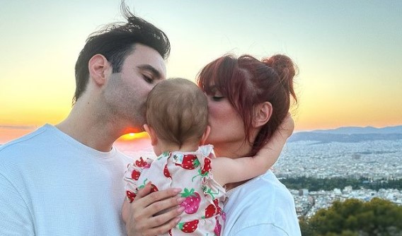 Μαίρη Συνατσάκη: Αγκαλιές μέσα στην κούνια μαζί με την Ολίβιά της- Η τρυφερή φωτογραφία