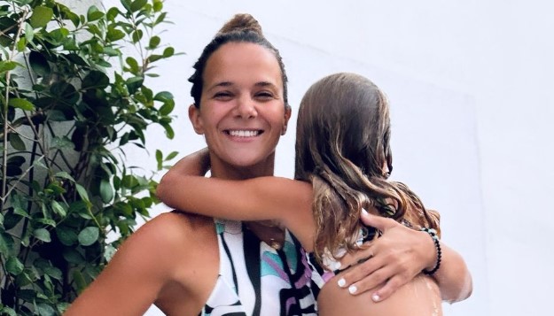 Με το ίδιο μαγιό: Η Ελιάνα Χρυσικοπούλου στην πιο cute φωτογραφία με την κόρη της