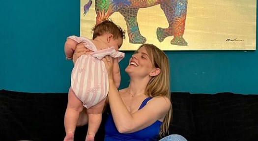 Δανάη Μιχαλάκη:  Αγκαλιά με την 10 μηνών κόρη της στο πρώτο καλοκαίρι της ως μαμά