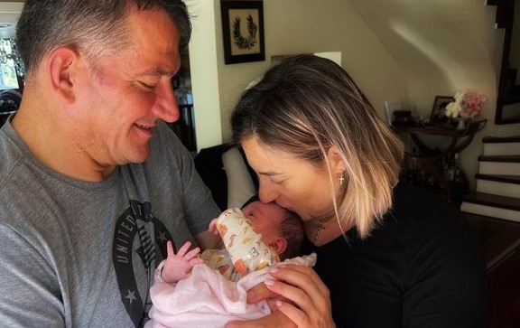 Πύρρος Δήμας: Αγκαλιά με την λίγων μηνών κόρη του και την Αφροδίτη Σκαφίδα