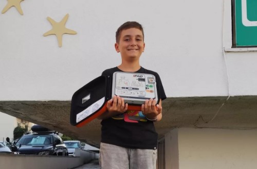 O 10χρόνος Χάρης έγινε ο μικρότερος δωρητής απινιδωτή στην Ελλάδα!