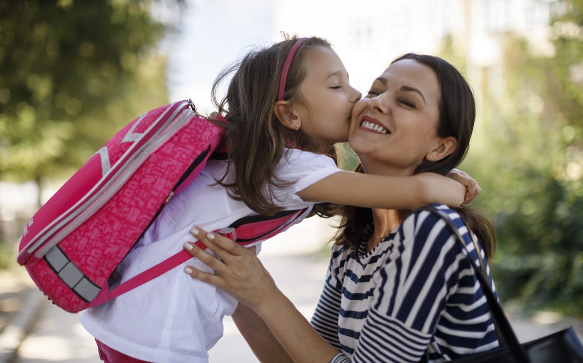 10 θετικές φράσεις που μπορούμε να λέμε στα παιδιά όταν τα αφήνουμε στο σχολείο