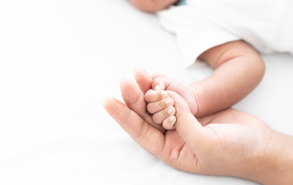 "Έκλαιγε στην αγκαλιά της": 38χρονη μητέρα πέθανε ενώ είχε αγκαλιά το 5 ημερών μωράκι της