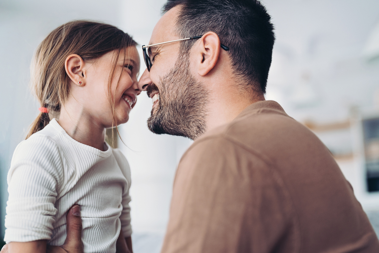 Τα παιδιά καθρεφτίζουν ό,τι βλέπουν στο σπίτι: 5 φράσεις που θα σε κάνουν να αλλάξεις τον τρόπο που τους μιλάς