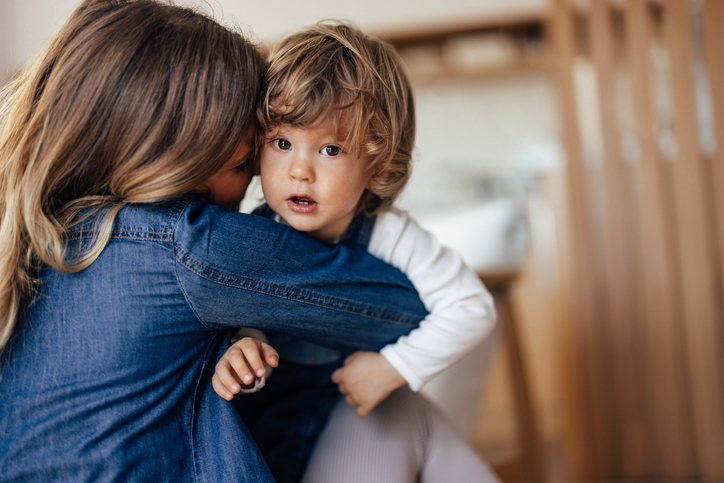 5 φράσεις που ηρεμούν τα παιδιά όταν έχουν ένα συναισθηματικό ξέσπασμα