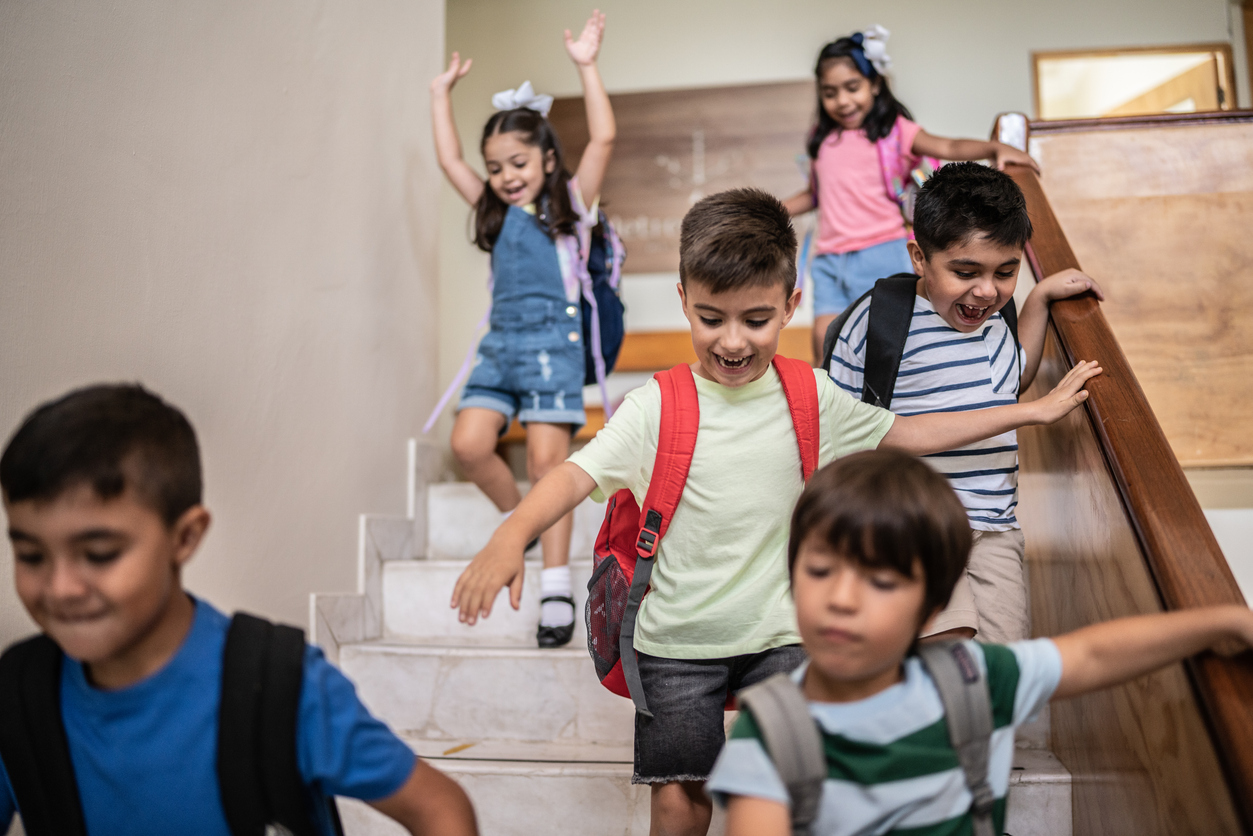 5 ερωτήσεις που μπορείς να κάνεις στο παιδί μετά το σχολείο (για να σου απαντήσει)