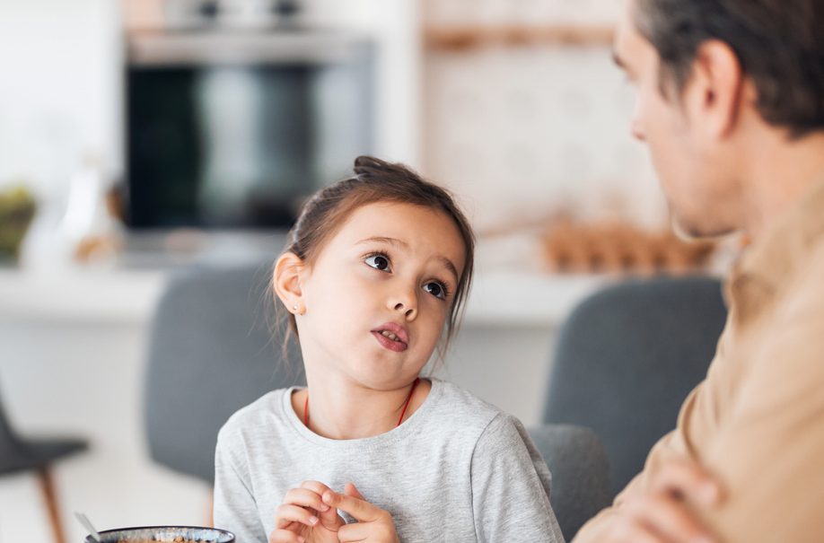 Πώς να απαντήσεις στις πιο δύσκολες (αλλά συνηθισμένες) ερωτήσεις των παιδιών