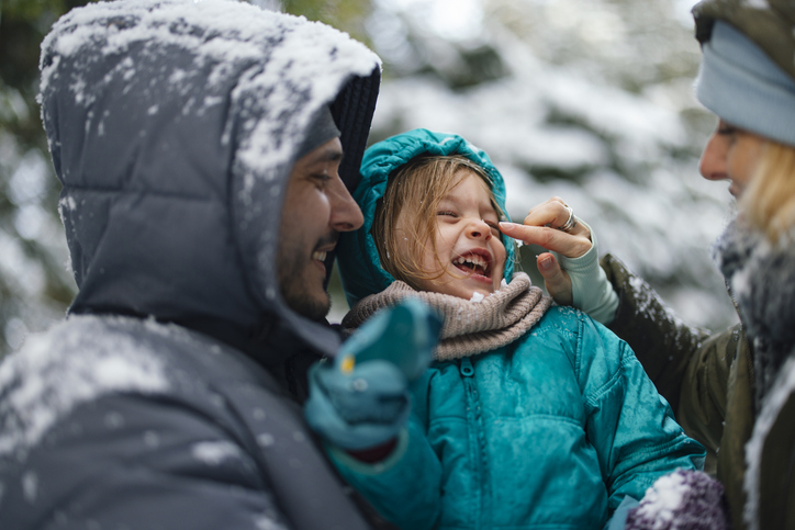 Το χιούμορ είναι ένα από τα πιο δυνατά “όπλα” των γονιών”- Τι δείχνει νέα έρευνα για τους αστείους γονείς