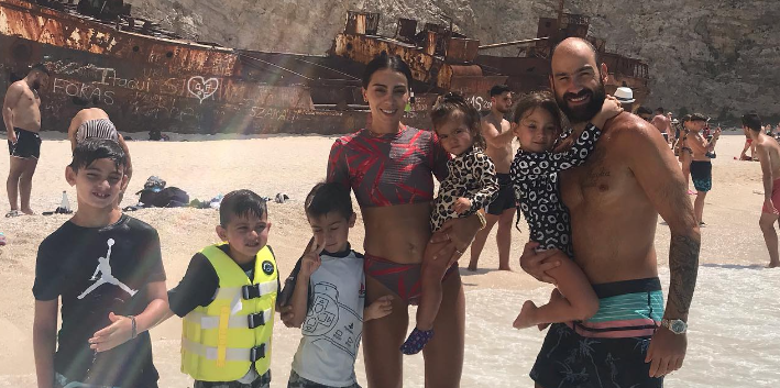 Βασίλης Σπανούλης και Ολυμπία Χοψονίδου στην παραλία με τα 6 παιδιά τους
