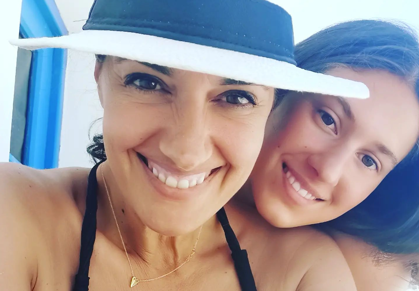 "Ταξιδεύω μαζί σου": Η Νόνη Δούνια αποχαιρετά την κόρη της πριν φύγει για Αμερική