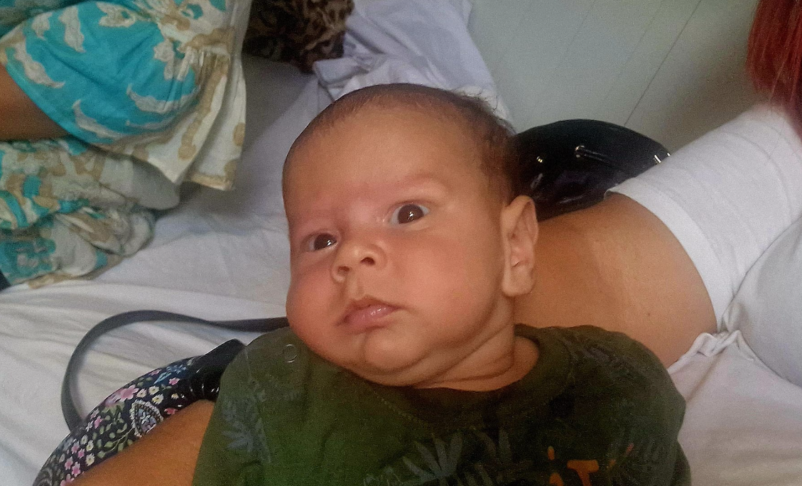 "Έπινε γάλα με θαλασσινό νερό για τρεις μέρες": Πώς οι γονείς του μόλις 50 ημερών Ιωνά έσωσαν τη ζωή του