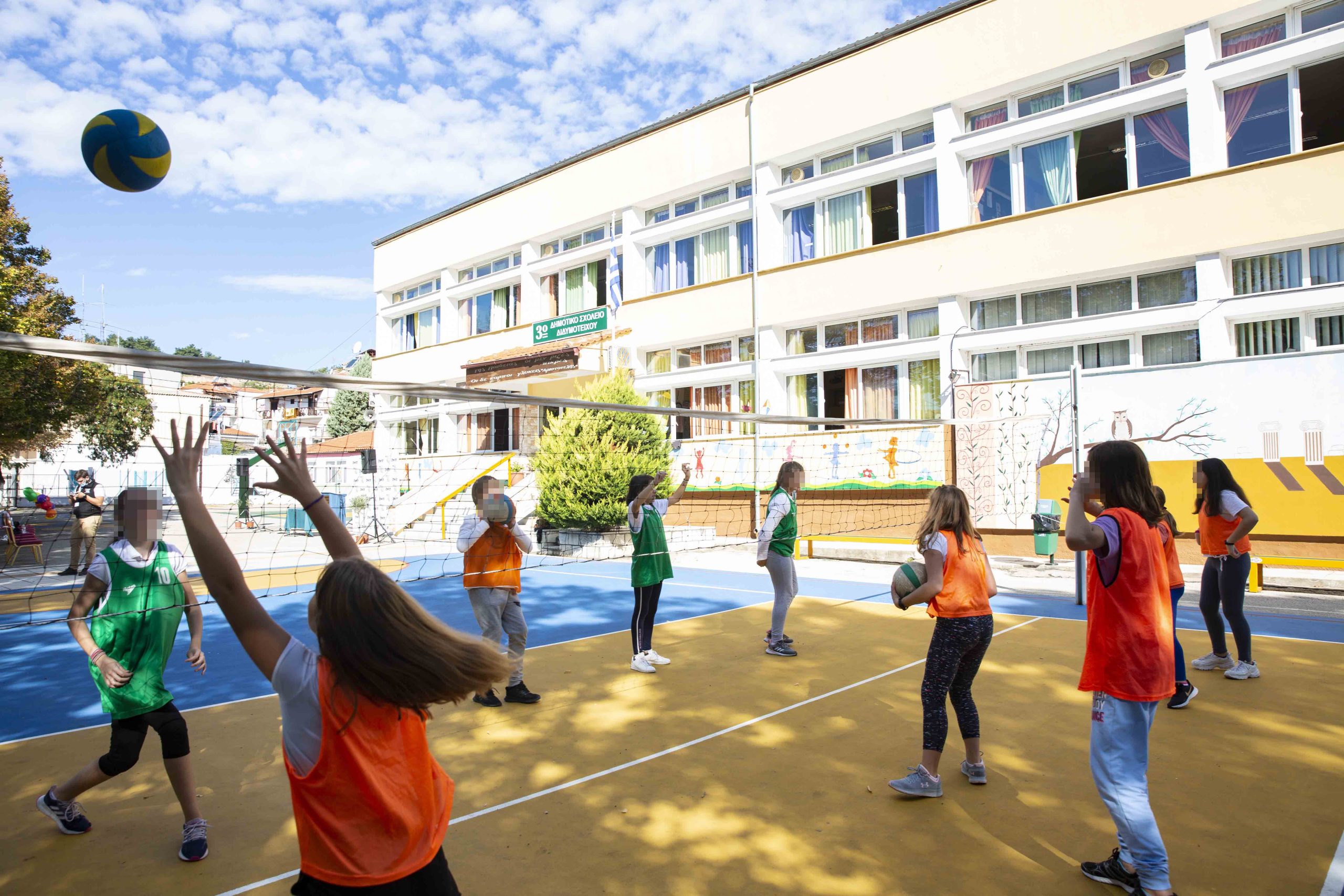 «Μαζί στον Αθλητισμό»: Σύγχρονοι χώροι άθλησης και αθλητικό υλικό για 4.933 μαθητές της Ελλάδας  από το Μαζί για το Παιδί
