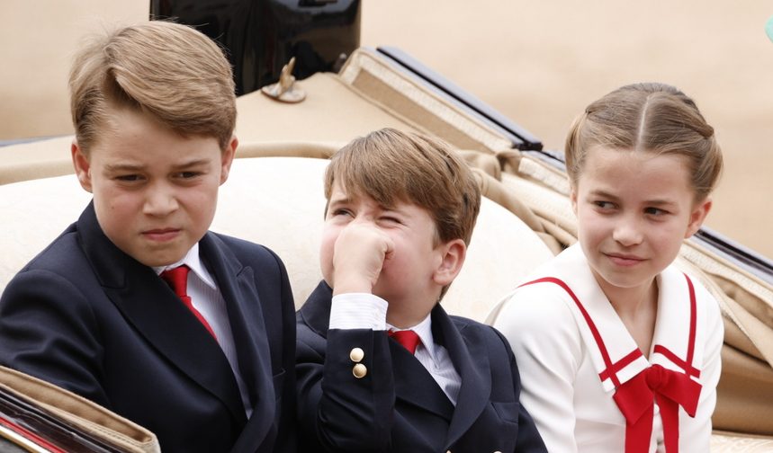 Ο πρίγκιπας Τζορτζ και η πριγκίπισσα Σάρλοτ τσακώνονται καθημερινά για τον ίδιο λόγο που τσακώνονται τα περισσότερα αδέλφια στην ηλικία τους